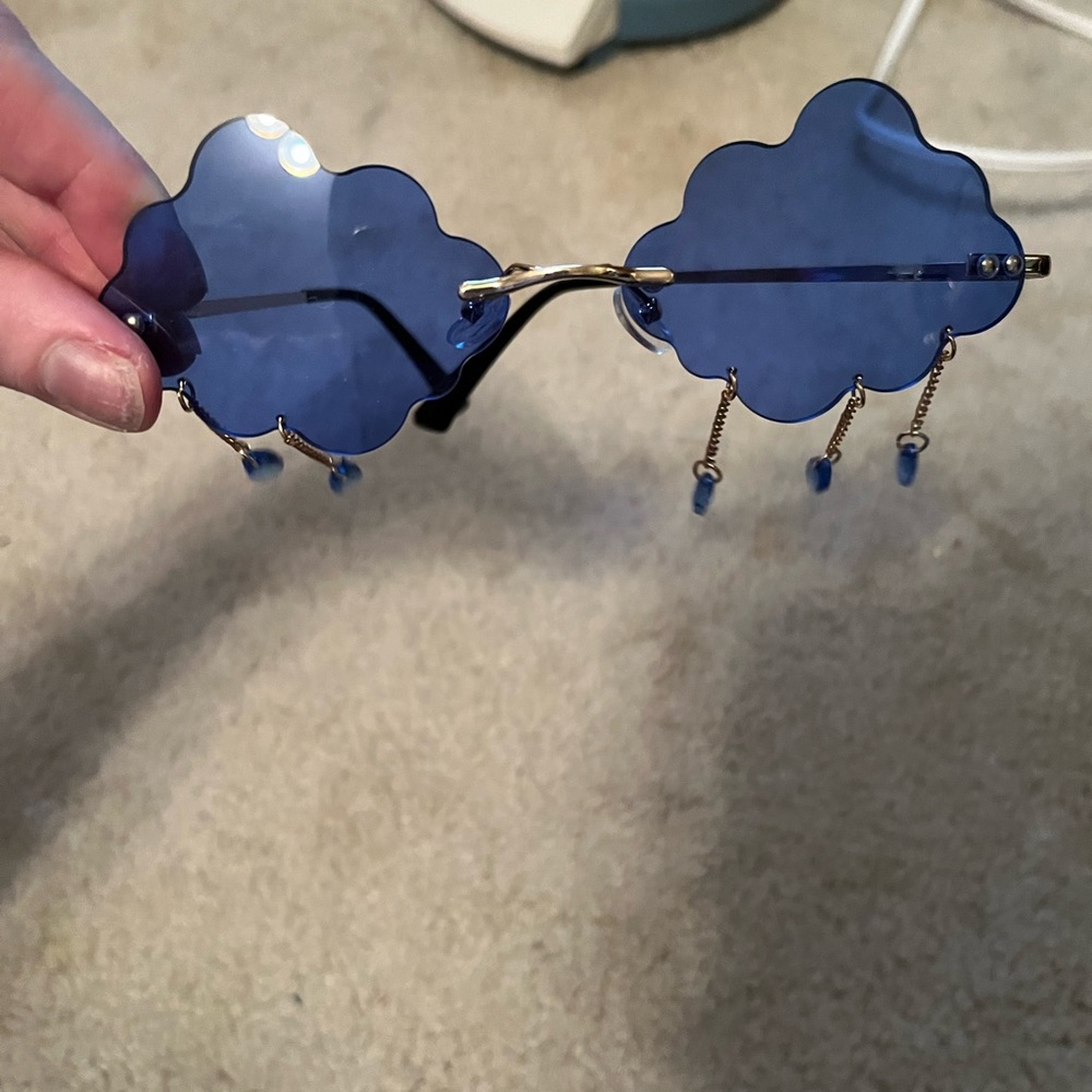 DOJA CAT INSPIRED CLOUD SUNGLASSES WITH RAINDROP BEADS